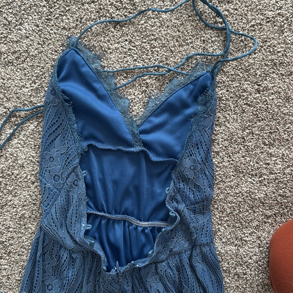 Halter, lace up back- dress - Picture 3 of 4
